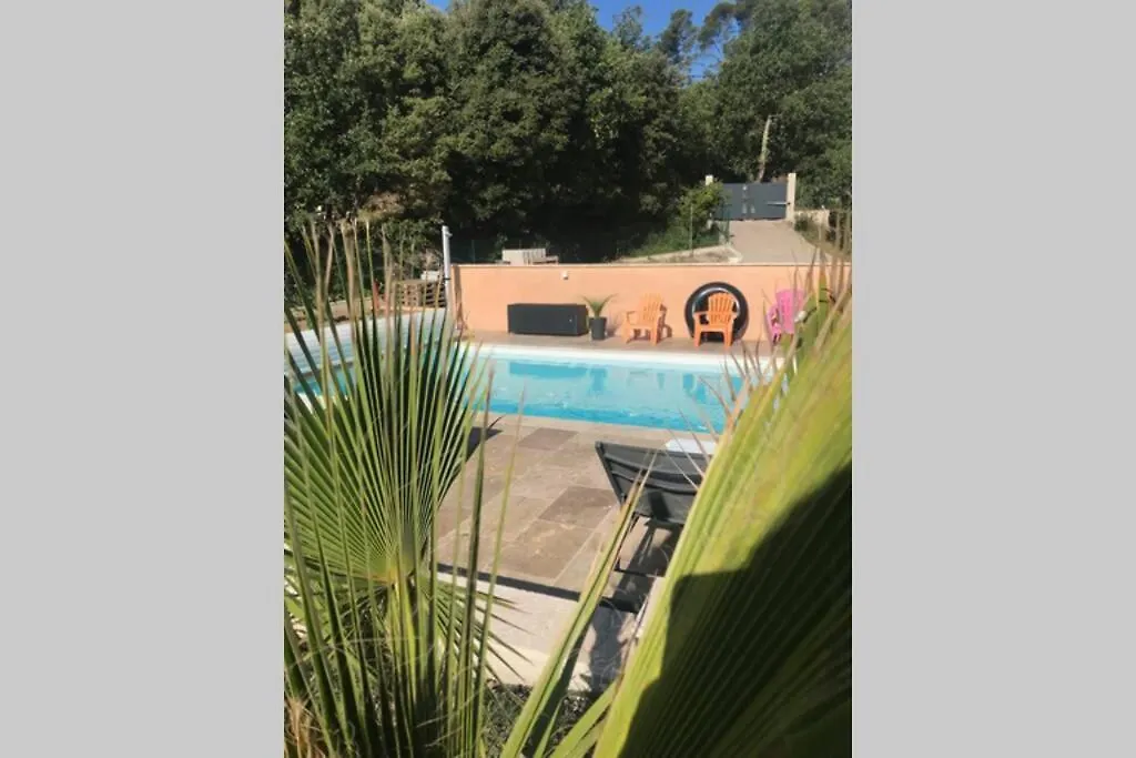 Logement attenant à une villa T2 avec terrasse . Besse-sur-Issole Appartement