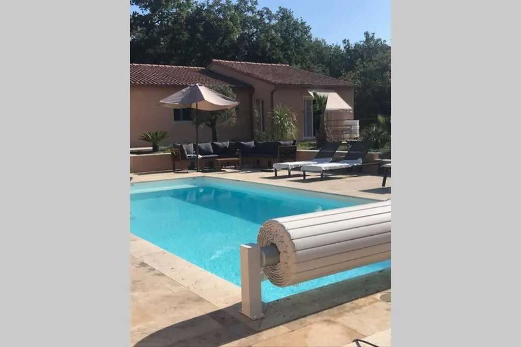 Logement attenant à une villa T2 avec terrasse . Besse-sur-Issole 0*,