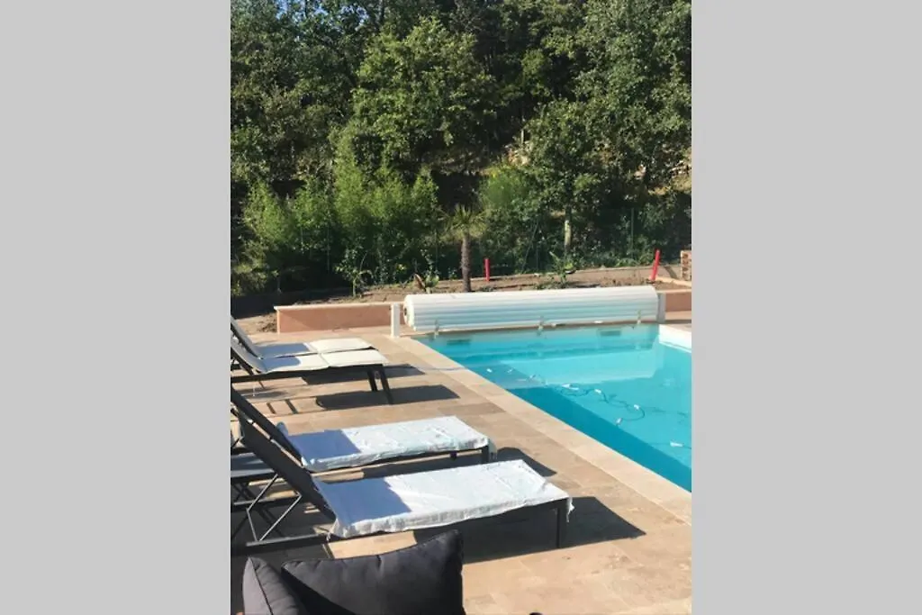 Logement attenant à une villa T2 avec terrasse . Besse-sur-Issole
