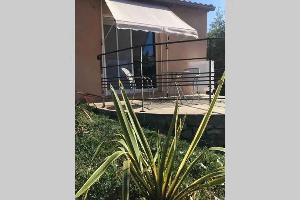 Logement attenant à une villa T2 avec terrasse . Besse-sur-Issole