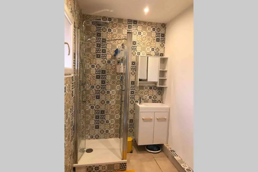 Logement attenant à une villa T2 avec terrasse . Besse-sur-Issole France
