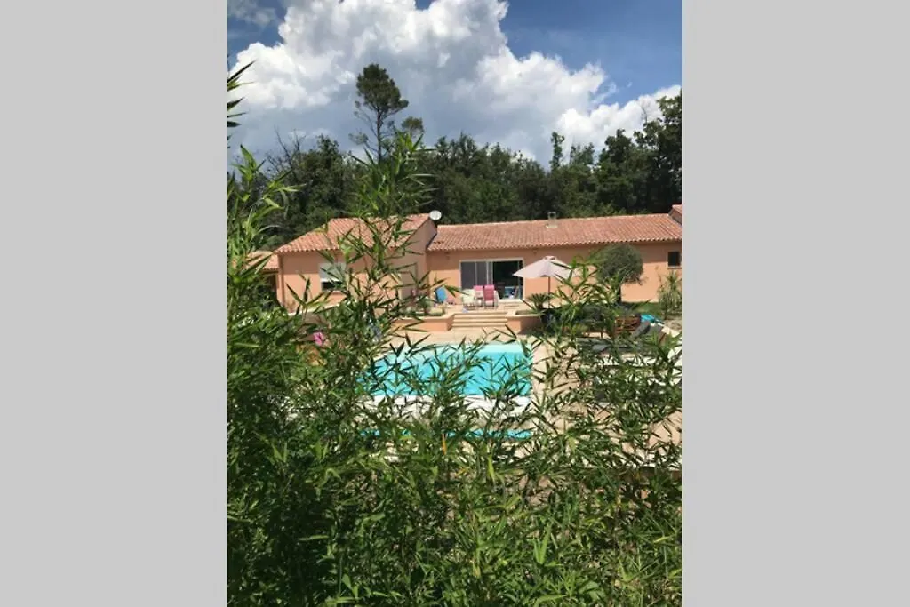 Logement attenant à une villa T2 avec terrasse . Besse-sur-Issole Appartement
