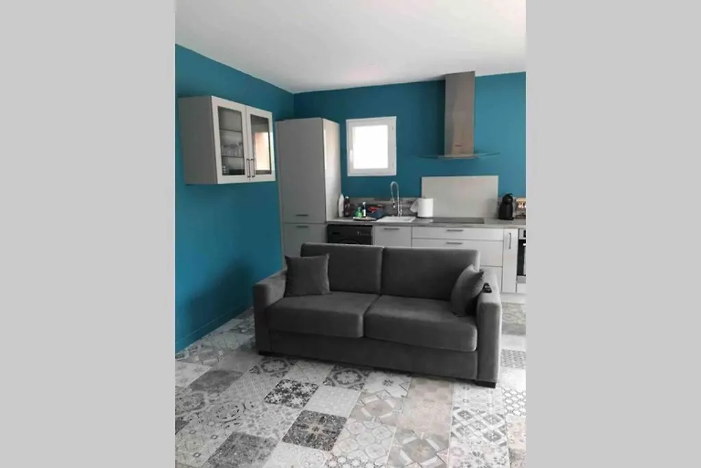 Logement attenant à une villa T2 avec terrasse . Besse-sur-Issole Appartement